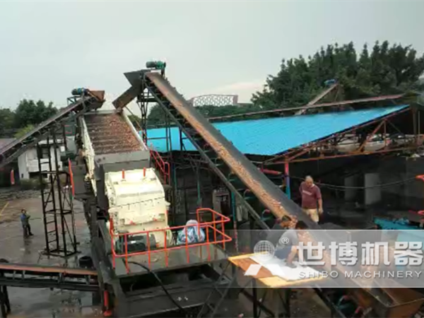 大型移動(dòng)式建筑垃圾破碎機現場(chǎng)