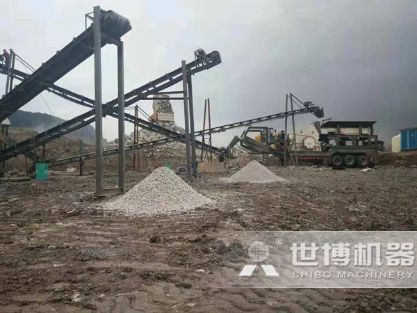 移動(dòng)式建筑垃圾破碎機現場(chǎng)