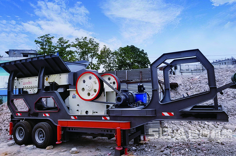 圖為顎式移動(dòng)破碎機現場(chǎng)
