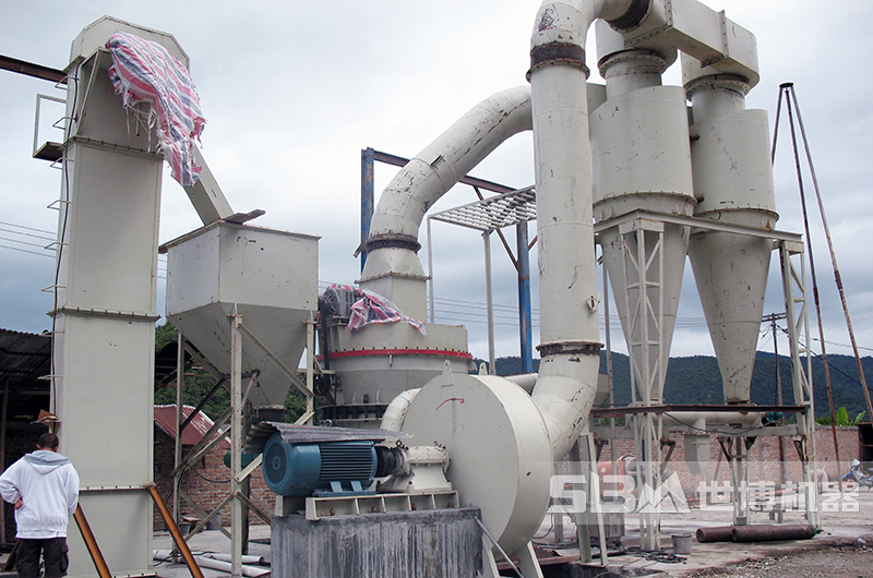 露天磨粉機生產(chǎn)現場(chǎng)，防潮措施要做好