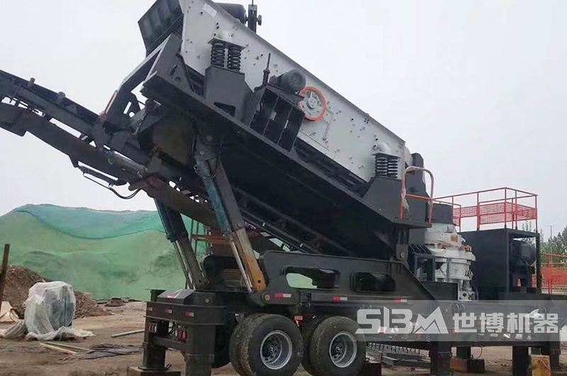 圖為圓錐破移動(dòng)破碎機現場(chǎng)