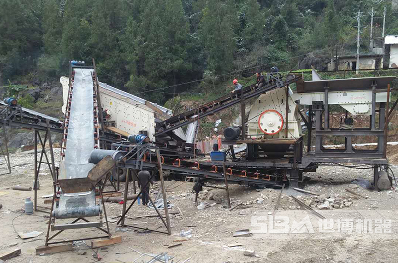 世博修路用碎石破碎機客戶(hù)現場(chǎng)