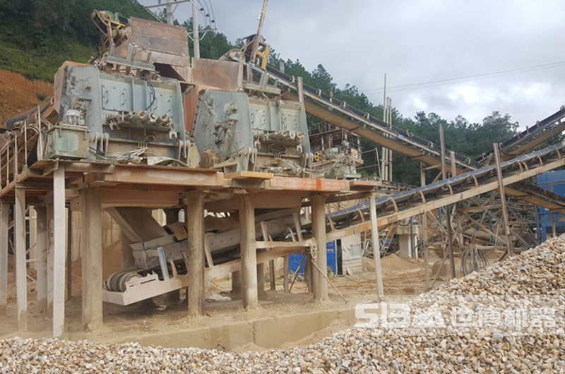 云南1315破碎機打混合料現場(chǎng)