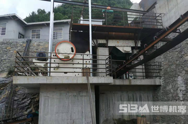 破碎機喂料機安裝現場(chǎng)