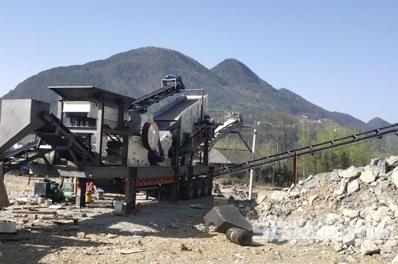 破碎機現場(chǎng)，原礦石雜質(zhì)較多