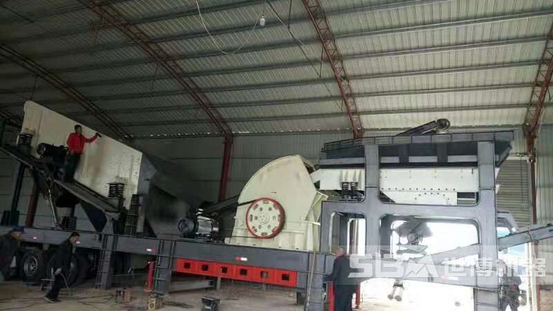 移動(dòng)擺錘式破碎機現場(chǎng)