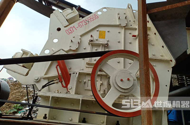 新型大口反擊破碎機現場(chǎng)圖