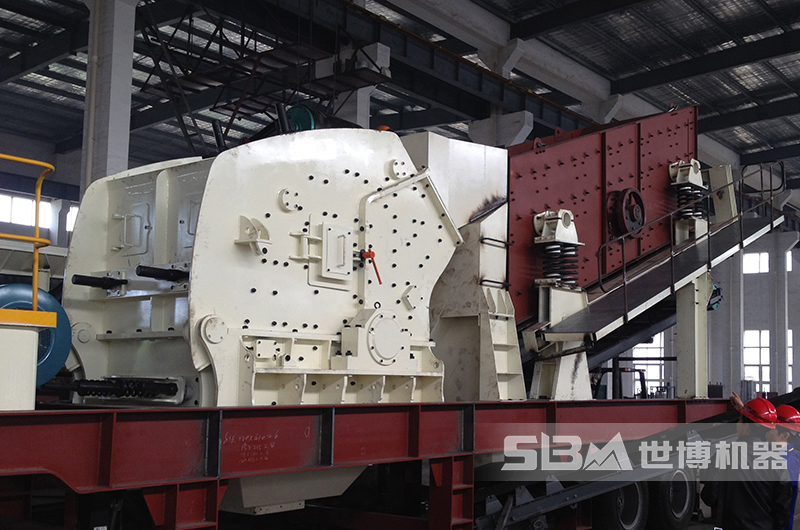 反擊式破碎機安裝在移動(dòng)架上組成移動(dòng)反擊破碎機