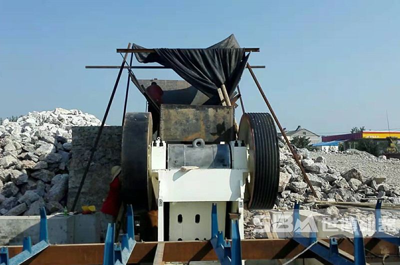 顎式破碎機破碎現場(chǎng)