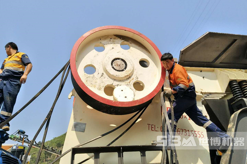 大型顎式破碎機安裝現場(chǎng)