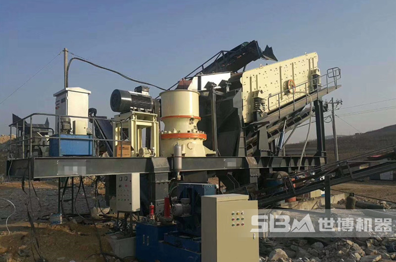 移動(dòng)單缸液壓圓錐破現場(chǎng)