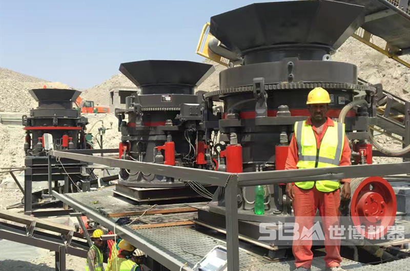 國外客戶(hù)三臺大型液壓圓錐破現場(chǎng)