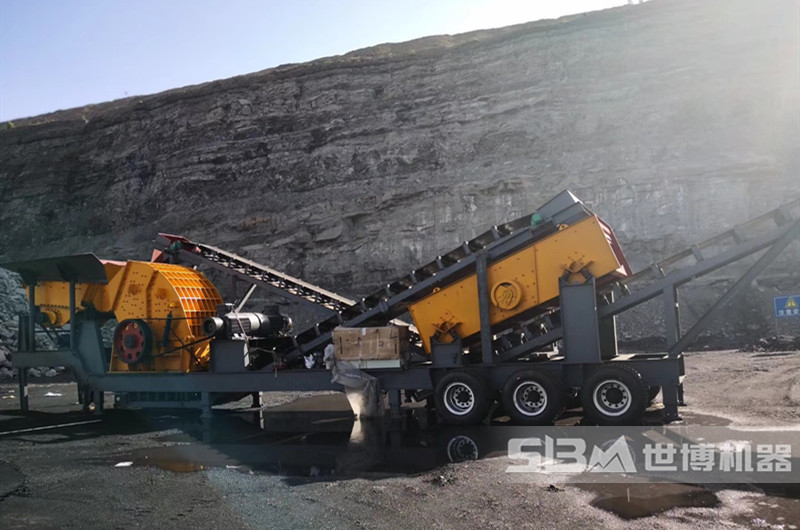 重錘式移動(dòng)破碎機，配置重錘破、給料機、振動(dòng)篩