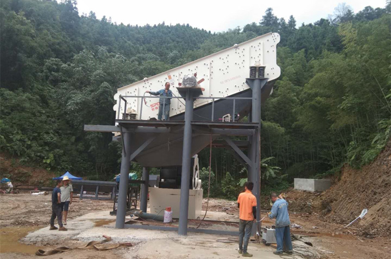 砂石料廠(chǎng)振動(dòng)篩安裝中