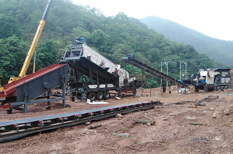 兩臺半移動(dòng)破碎站吊裝現場(chǎng)