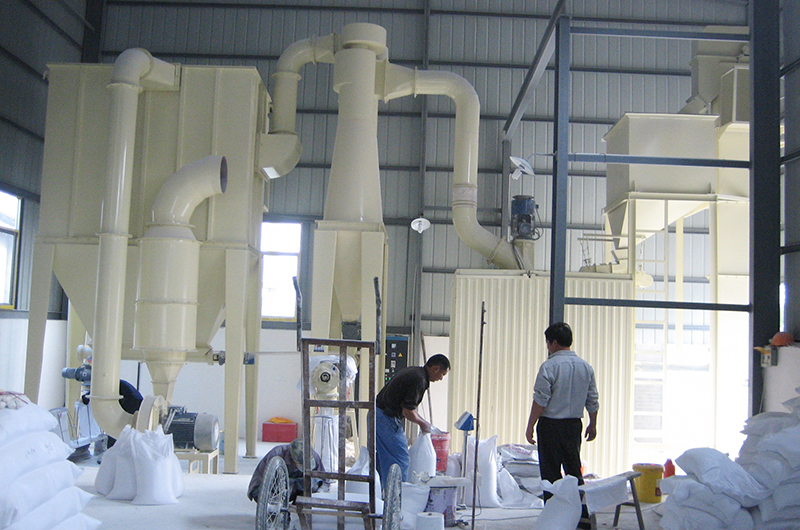 雷蒙機粉碎鈦白粉現場(chǎng)