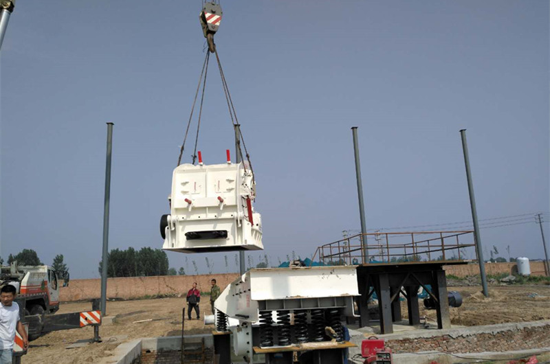 大型反擊式石頭破碎機吊裝現場(chǎng)