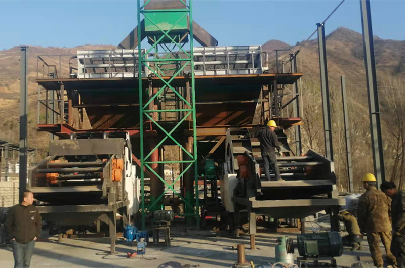 大型河沙洗砂生產(chǎn)線(xiàn)安裝現場(chǎng)