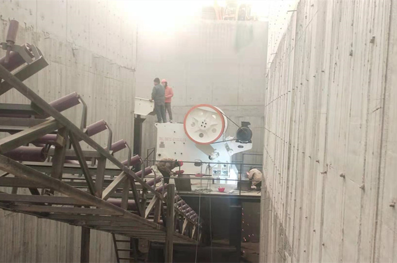 大型顎破石子破碎機安裝現場(chǎng)