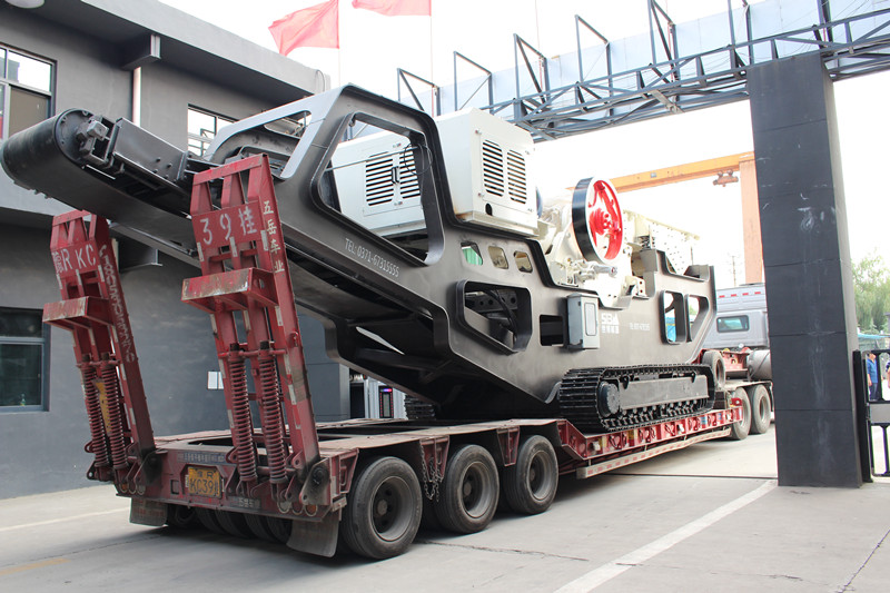 世博機器廠(chǎng)家生產(chǎn)的成品69顎破履帶移動(dòng)破碎機裝車(chē)發(fā)貨