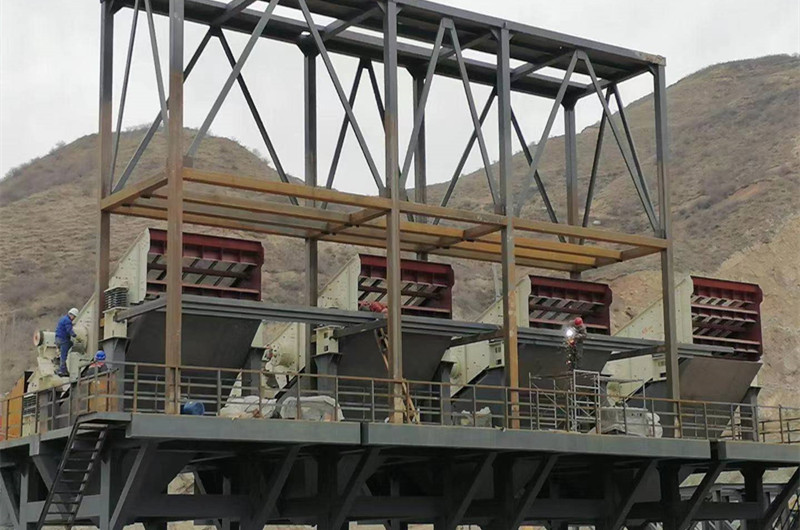 大型礦山礦石振動(dòng)篩現場(chǎng)，多臺并排生產(chǎn)