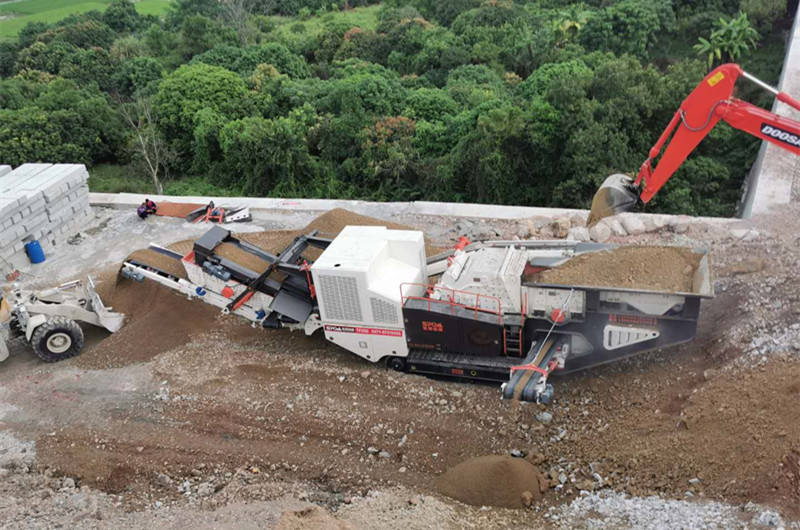 國產(chǎn)履帶移動(dòng)式建筑垃圾粉碎車(chē)