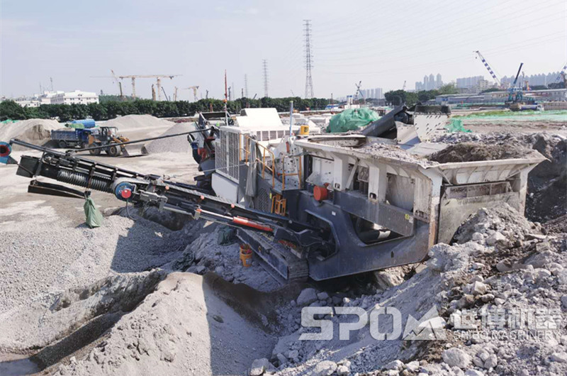 履帶移動(dòng)碎石加工設備現場(chǎng)，建筑垃圾破碎現場(chǎng)