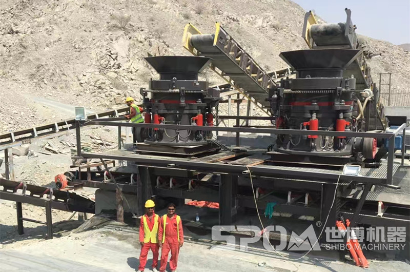 兩臺大型液壓圓錐破碎機現場(chǎng)圖