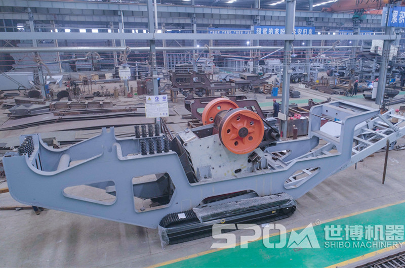 世博履帶式移動(dòng)69破碎石機生產(chǎn)車(chē)間，半成品