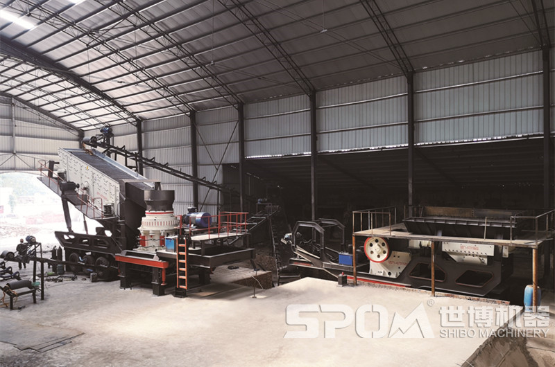 陜西客戶(hù)室內現場(chǎng)，移動(dòng)破碎篩分機