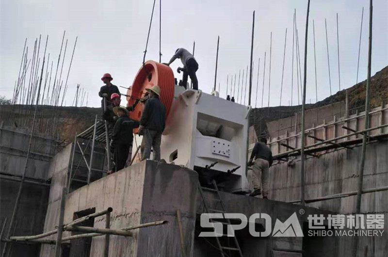 岳陽(yáng)吳總工地，750x1060鄂式破碎機正在安裝