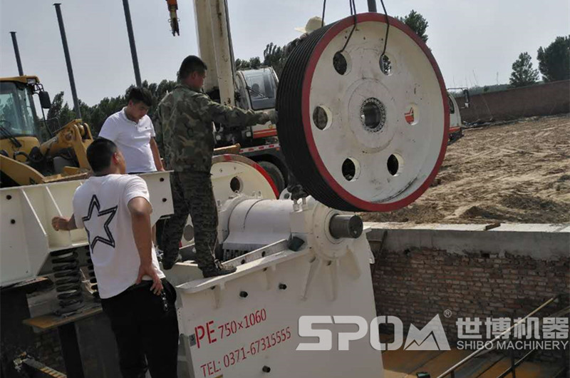 750x1060鄂式破碎機飛輪吊裝現場(chǎng)