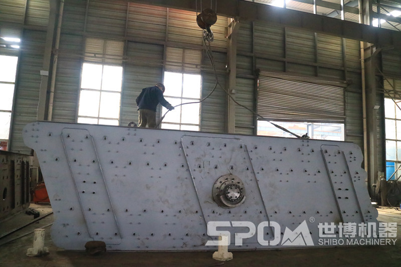 未上油漆的振動(dòng)篩，振動(dòng)篩生產(chǎn)車(chē)間圖