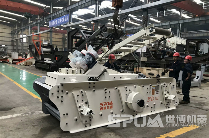 移動(dòng)振動(dòng)篩設備生產(chǎn)車(chē)間