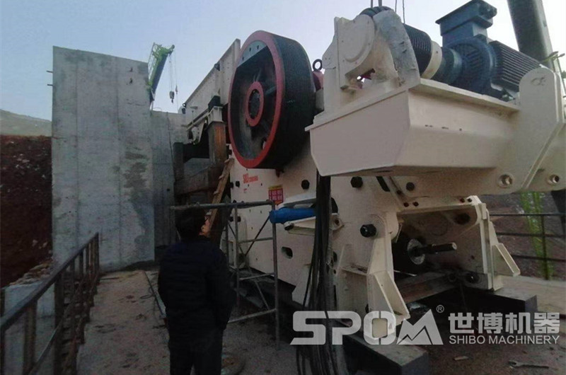 JC歐版粗碎鄂式破碎機安裝現場(chǎng)圖