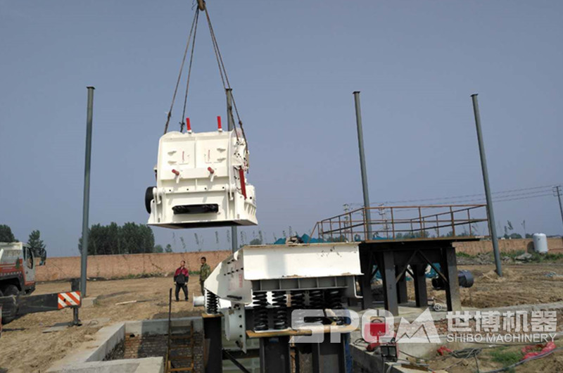 反擊式破碎機吊裝現場(chǎng)
