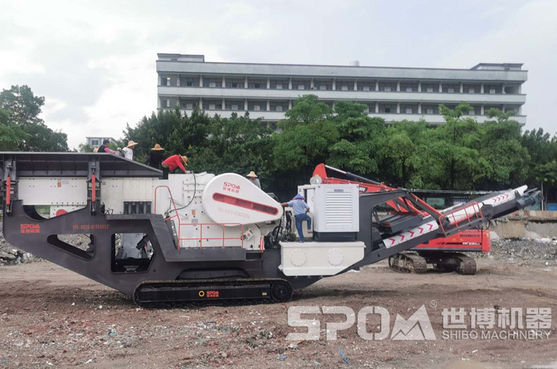 移動(dòng)破碎建筑垃圾的破碎機