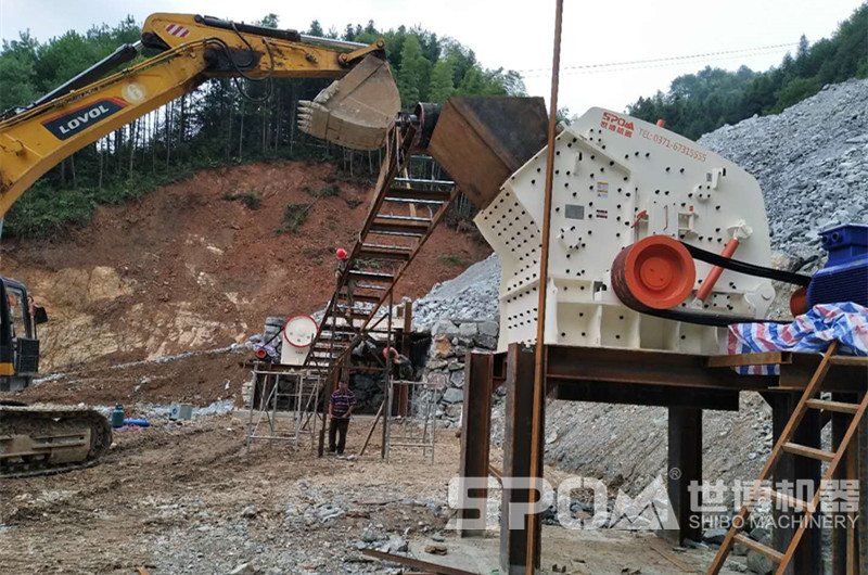 鄂破反擊破碎石機現場(chǎng)圖