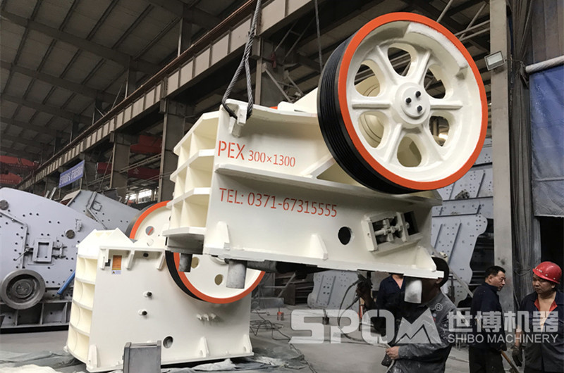 PEX300×1300細顎破碎機，時(shí)產(chǎn)70T顎式粉石頭機