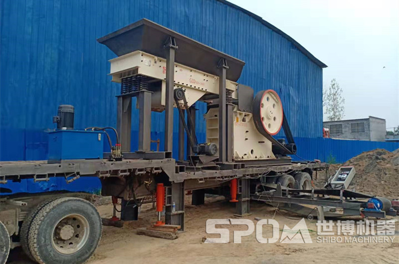 廢舊平板貨車(chē)改裝的移動(dòng)顎破破碎機