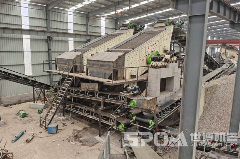 振動(dòng)篩篩分機制砂現場(chǎng)圖