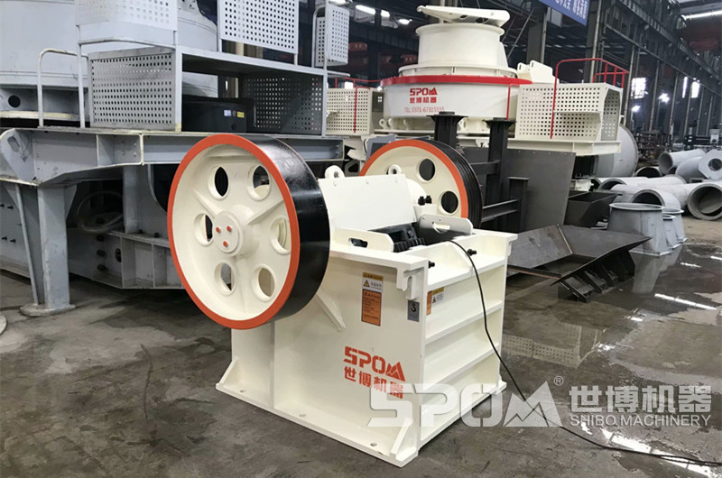 每小時(shí)產(chǎn)30t鄂破機，PE400x600顎式破碎機