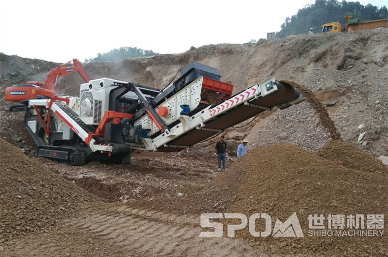 履帶移動(dòng)破碎站現場(chǎng)圖