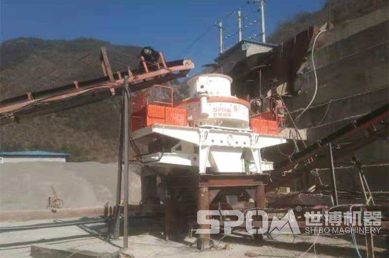 沖擊式制砂機制砂現場(chǎng)