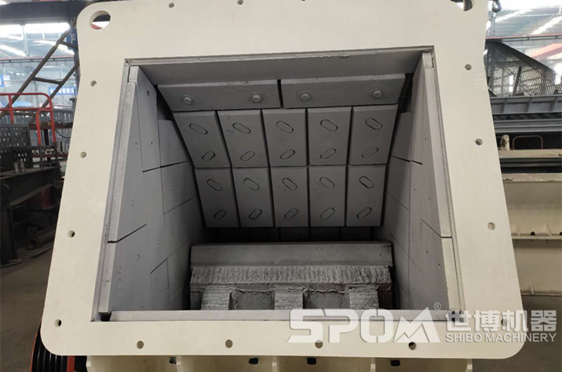 大口250反擊破碎機的大進(jìn)料口