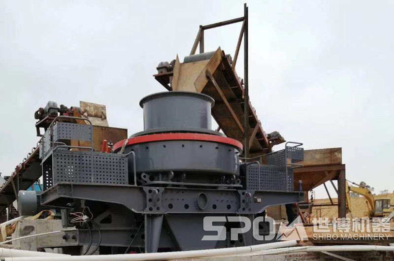 石頭粉碎沙子生產(chǎn)機制砂，圖為生產(chǎn)機制砂的制砂機