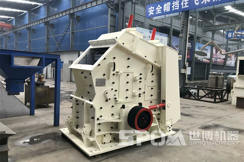 CS5X反擊式破碎機車(chē)間實(shí)拍