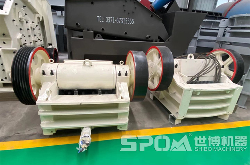 世博車(chē)間小型細鄂破成品，150x750細顎破碎機