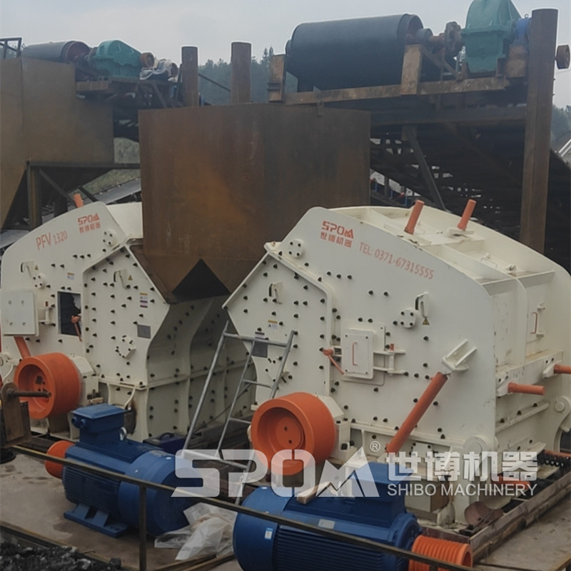 兩臺反擊破碎機破碎生產(chǎn)石子現場(chǎng)圖