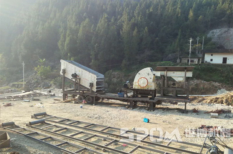 移動(dòng)碎煤篩分一體機安裝現場(chǎng)